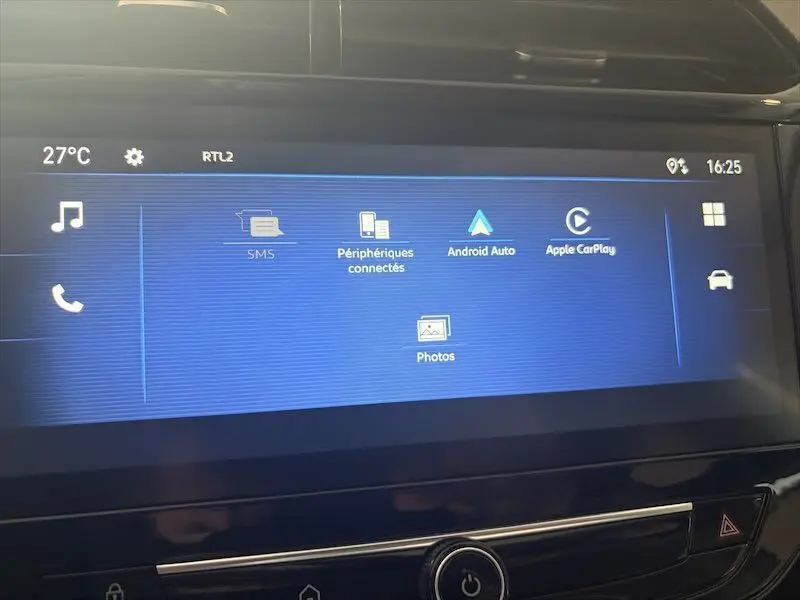 Écran tactile central de l’Opel Corsa 1.2 Turbo 100 Edition BVA8 2025 en gris, affichant les options Android Auto et Apple CarPlay.