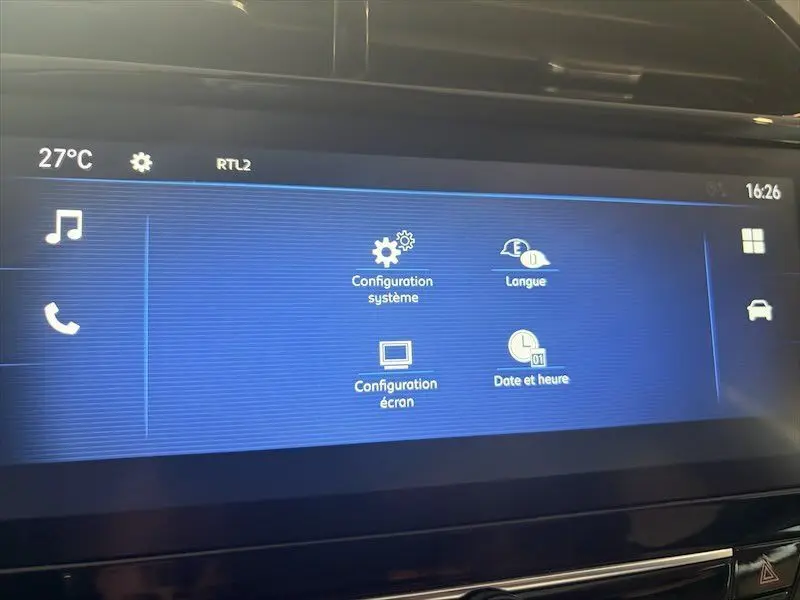 Écran tactile central de l’Opel Corsa 1.2 Turbo 100 Edition gris, affichant le menu de configuration système.