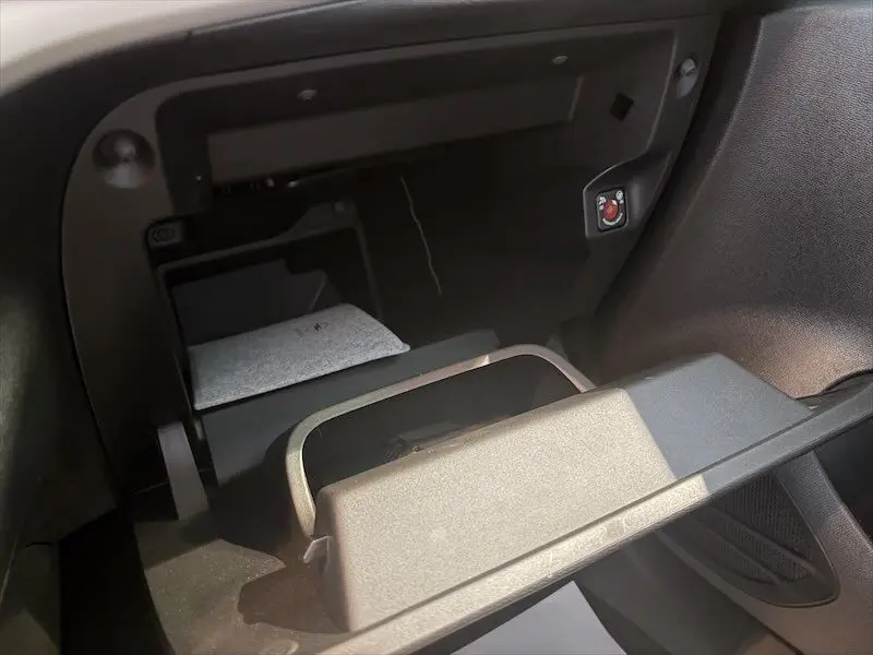 Vue intérieure du coffre ouvert de l’Opel Corsa 1.2 Turbo 100 Edition gris 2025, montrant le compartiment de rangement.