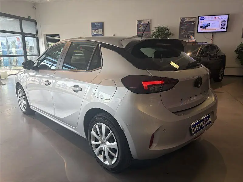 Opel Corsa 1.2 Turbo 100 Edition gris vue 3/4 arrière droit en intérieur avec toit noir contrasté.