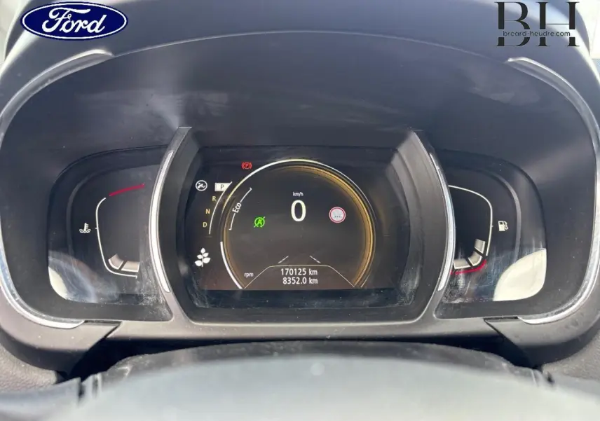 Vue rapprochée du tableau de bord numérique d'un Renault Grand Scenic gris, affichant 0 km/h et 170125 km au compteur.