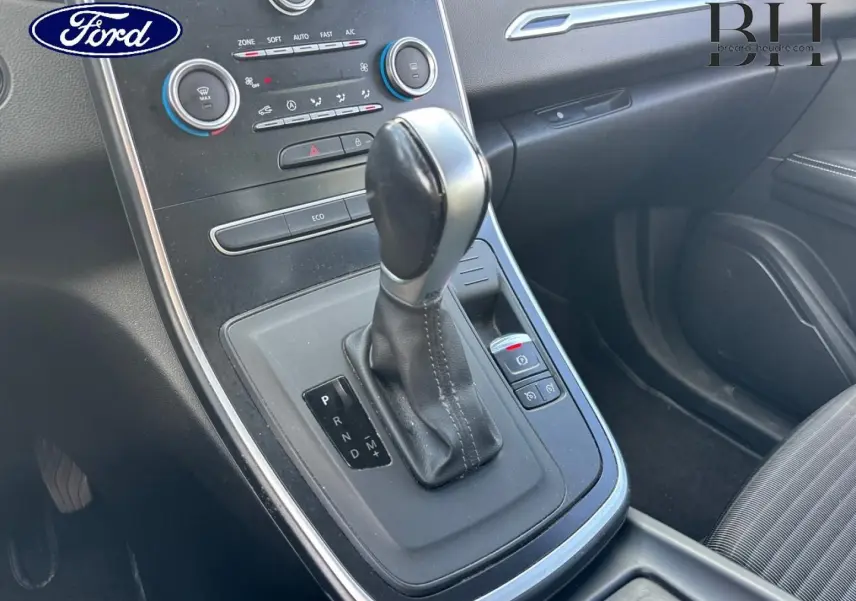 Le levier de vitesse automatique au centre de la console d'une Renault Grand Scenic gris platine, vue intérieure.