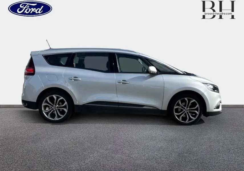 Renault Grand Scenic gris platine vu de profil droit, avec jantes alliage et vitres teintées.