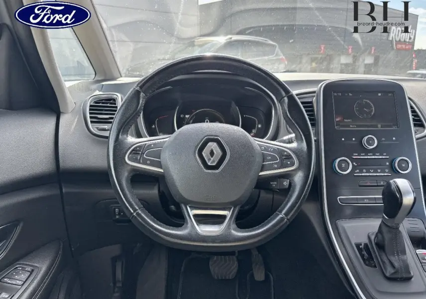 Vue intérieure centrée sur le volant cuir Renault Grand Scenic 2017 et la console centrale avec écran tactile.