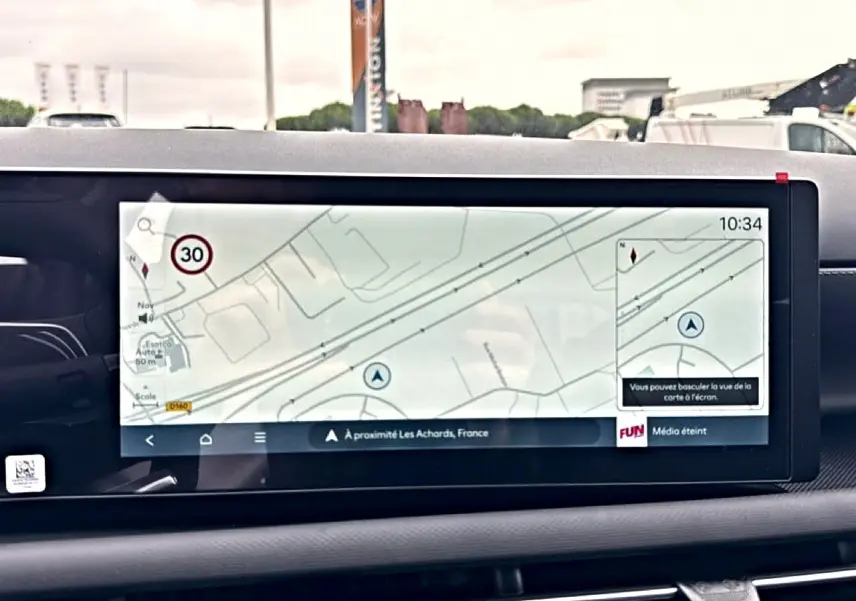 Écran tactile 12,3 pouces du Hyundai Tucson 2026 affichant la navigation GPS en intérieur noir.