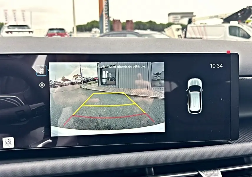 Écran intérieur du Hyundai Tucson 2026 montrant la caméra de recul avec guidage de trajectoire en jaune et rouge.
