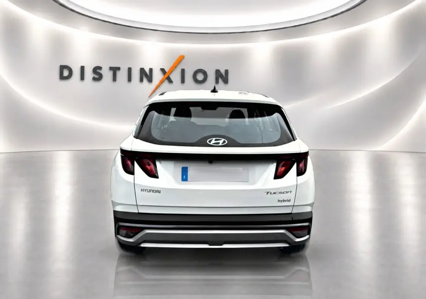 Vue arrière d'un Hyundai Tucson blanc hybride 2026, avec feux arrière LED et logo Hyundai visible.