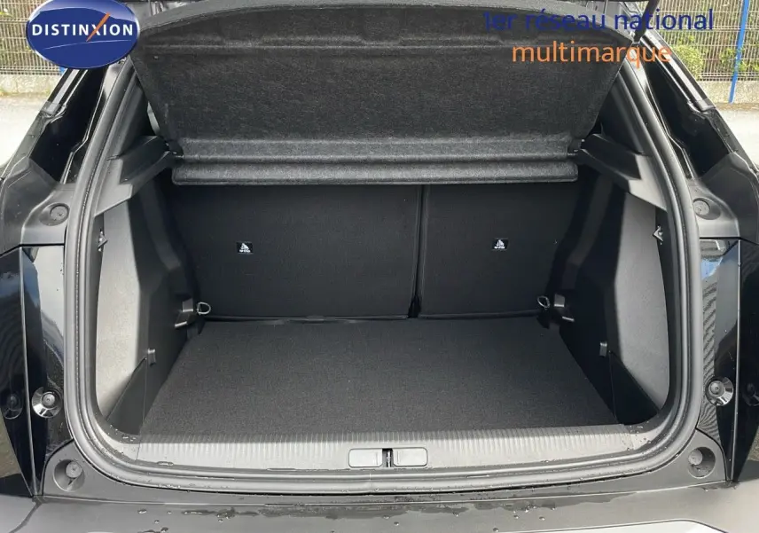 Coffre ouvert d'une Peugeot 2008 noir perla metal, vue arrière montrant l'espace de chargement vide.