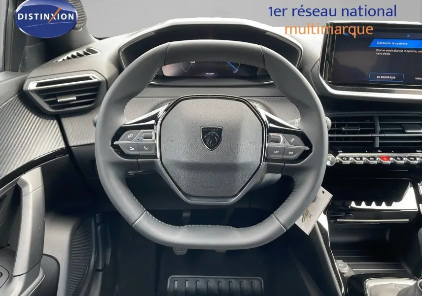 Vue frontale du volant noir au design moderne du Peugeot 2008 2025 avec tableau de bord et écran tactile intégré.