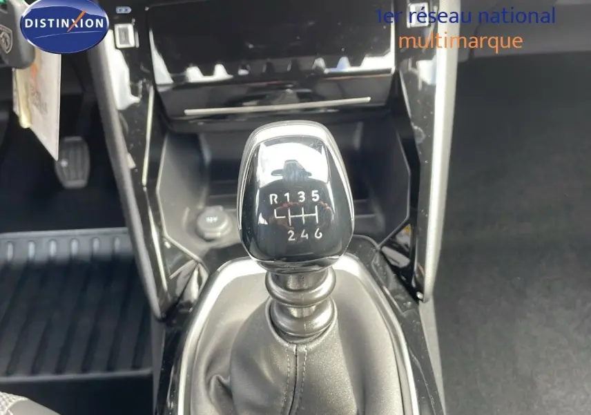Le levier de vitesses manuel noir brillant de la Peugeot 2008 2025, avec marquage des rapports en gros plan.