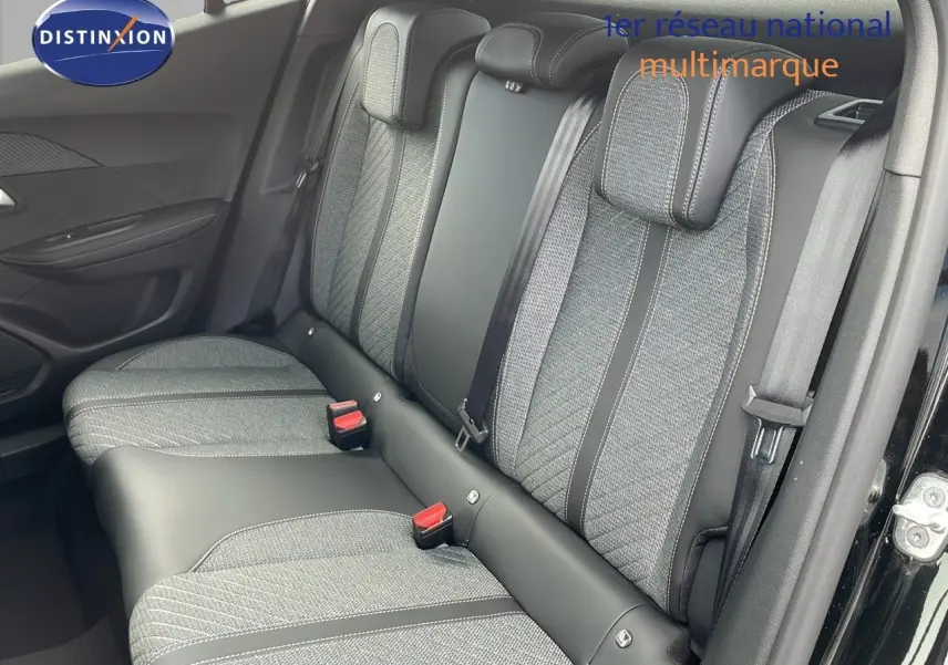 Vue intérieure côté droit des sièges arrière en tissu gris et cuir noir du Peugeot 2008 noir Perla Metal 2025.