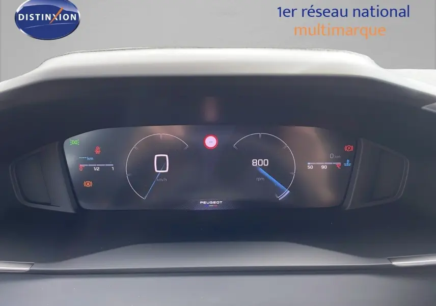 Tableau de bord numérique du Peugeot 2008 Essence 2025 affichant vitesse et régime moteur au ralenti.