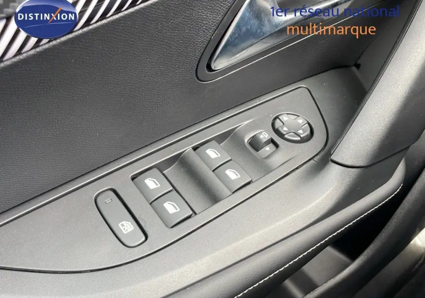 Commande des vitres électriques côté conducteur en noir avec surpiqûres blanches dans une Peugeot 2008 2025.