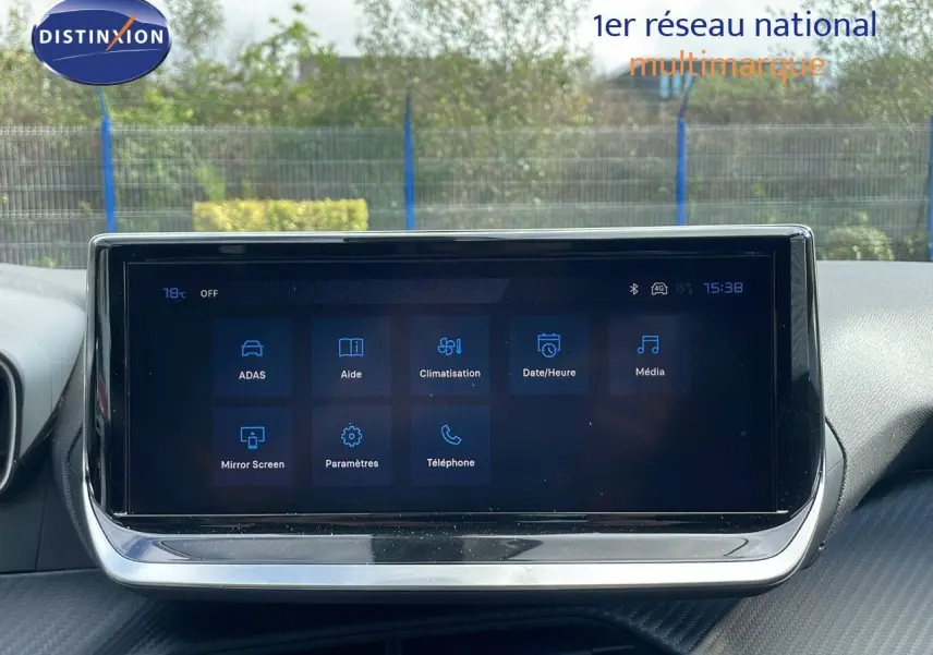 Écran tactile central affichant les options d'aide, climatisation et média dans l'habitacle d'une Peugeot 2008 2025.