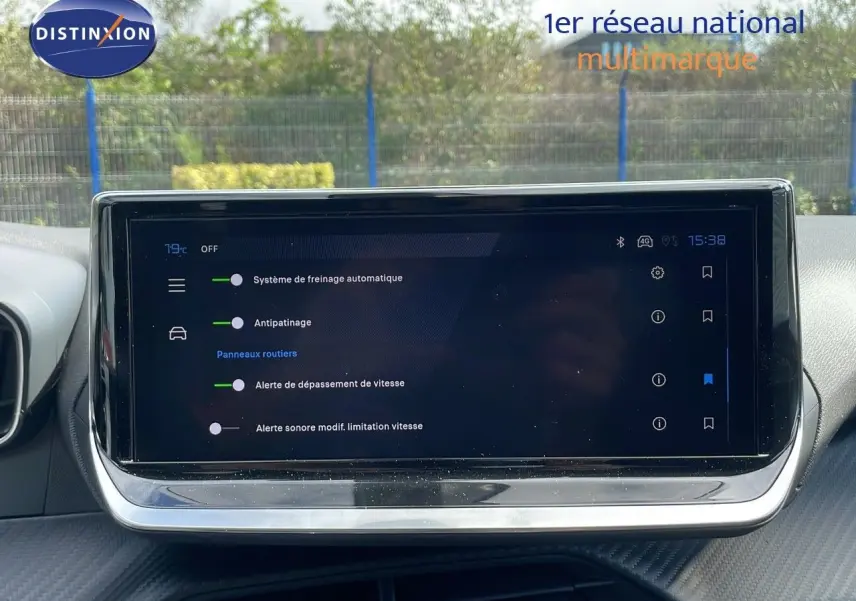 Écran tactile central du Peugeot 2008 2025 affichant les réglages d'aide à la conduite en intérieur.