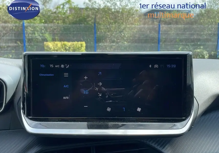 Écran tactile central affichant la climatisation du Peugeot 2008 noir perla metal, vue intérieure frontale.