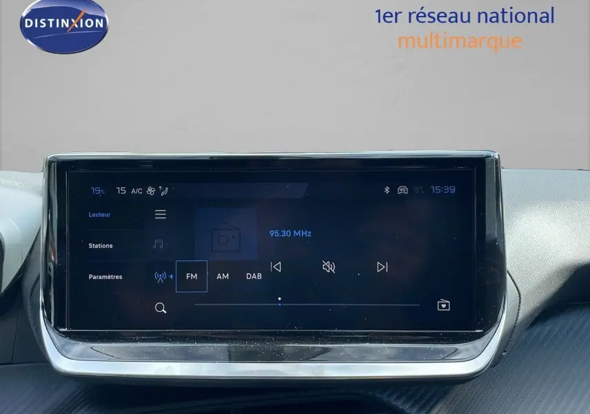 Écran tactile central du tableau de bord du Peugeot 2008 2025 affichant la radio FM sur fond noir.