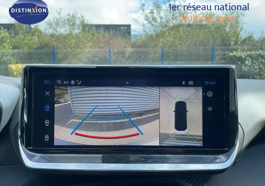 Écran central du Peugeot 2008 2025 noir perla metal montrant la caméra de recul avec vue arrière et vue 360° du véhicule.