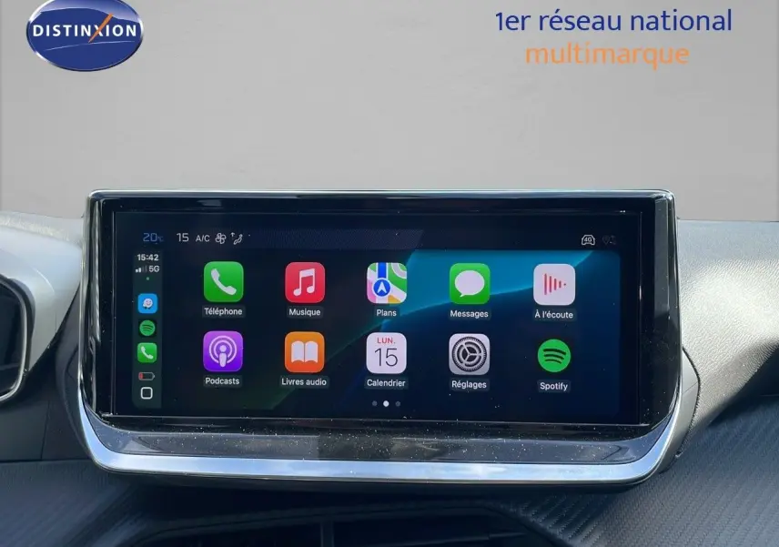 Écran tactile central du tableau de bord de la Peugeot 2008 noir perla metal, affichant les applications connectées.