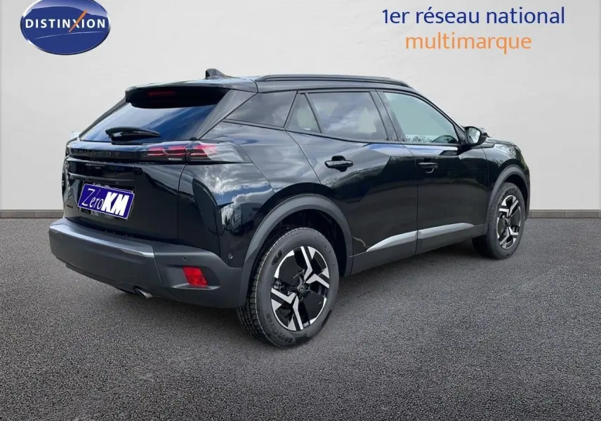 Peugeot 2008 noir perla metal vu en 3/4 arrière côté gauche, avec jantes bi-ton et feux LED distinctifs.