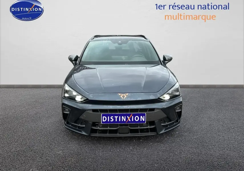 Vue avant d'une CUPRA Leon ST 1.5 etsi hybrid gris magnétique avec phares LED allumés sur fond neutre.