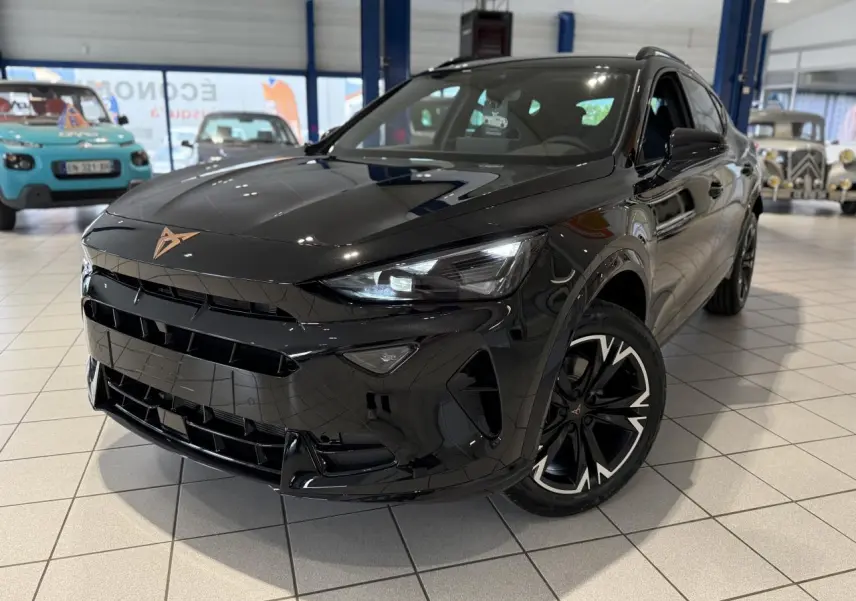 CUPRA Formentor noir Night en 3/4 avant droit, avec jantes alliage noires et logo cuivré sur calandre.