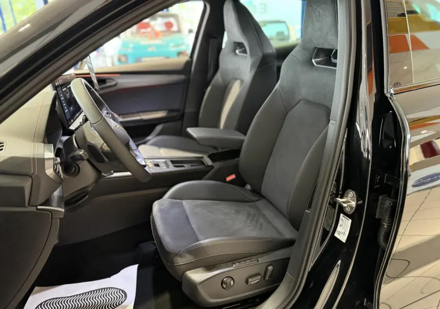 Vue intérieure côté conducteur du CUPRA Formentor noir Night, sièges baquets suédine avec surpiqûres cuivrées et logos Cupra.