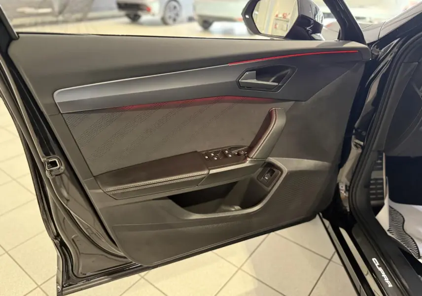 Vue rapprochée de la porte avant gauche noire Night du CUPRA Formentor 2025 avec éclairage d'ambiance rouge et finitions cuir.