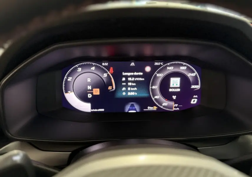 Combiné d'instruments digital du tableau de bord du CUPRA Formentor 2.0 TDI 2025 affichant vitesse et informations de conduite.