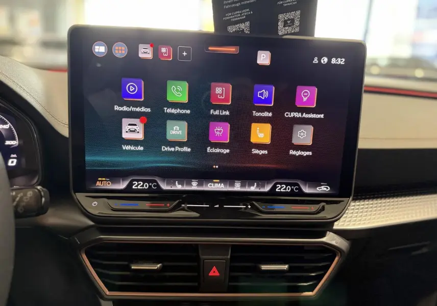 Écran tactile central du tableau de bord du CUPRA Formentor 2025 avec commandes climatisation et interface colorée.