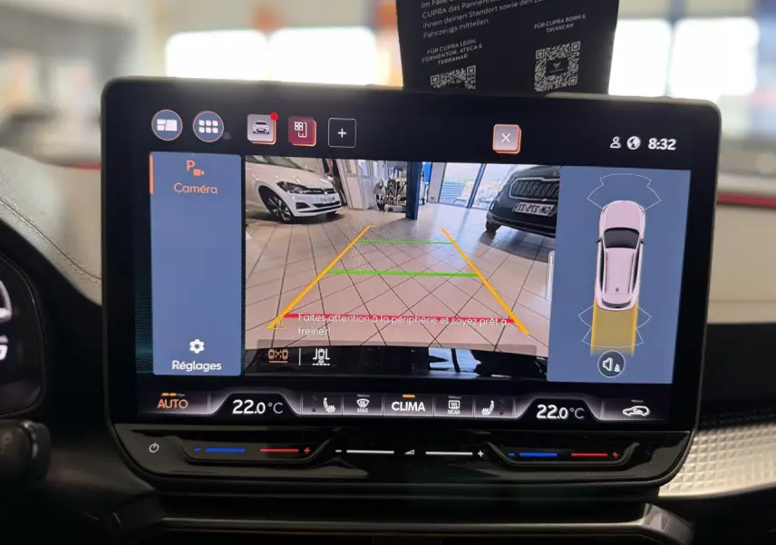 Écran tactile intérieur montrant la caméra de recul avec vue arrière et aide au stationnement du CUPRA Formentor noir Night.