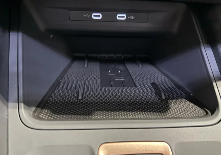 Espace de recharge sans fil avec ports USB-C dans la console centrale du CUPRA Formentor noir Night 2025.