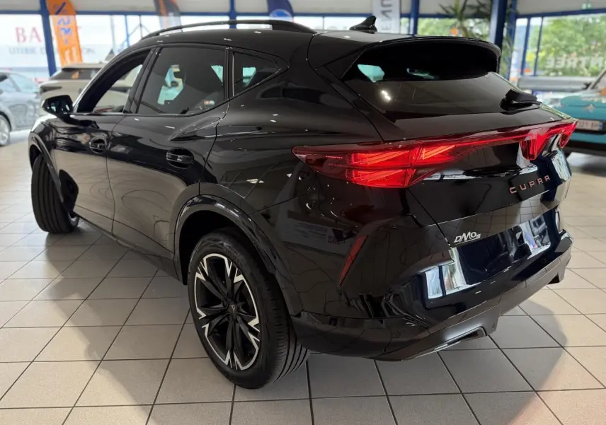 Vue 3/4 arrière droite du CUPRA Formentor noir Night avec feux arrière Tri-LED et jantes alliage 18 pouces.