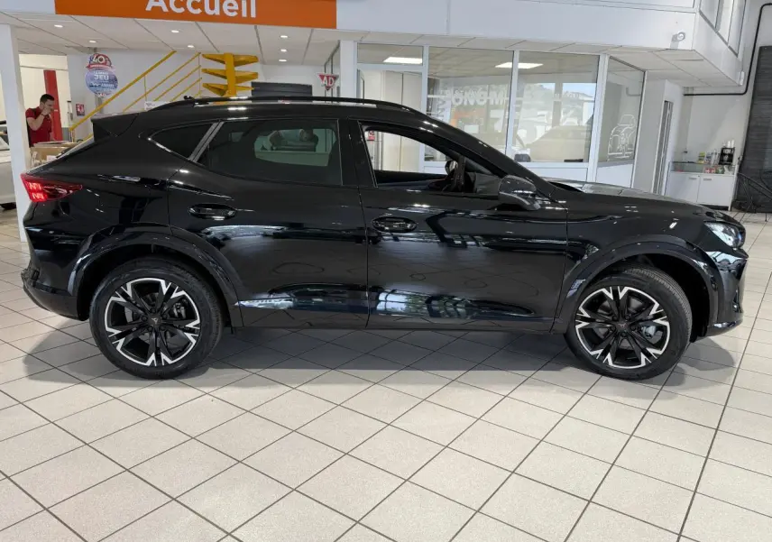 Vue profil droit du SUV CUPRA Formentor noir Night avec jantes alliage 18'' et bas de caisse noir obsidien en showroom.
