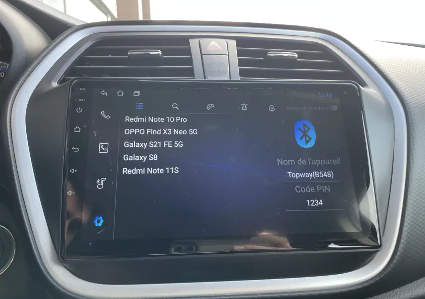 Écran tactile multimédia affichant la connexion Bluetooth dans l'habitacle du Suzuki SX4 S-CROSS gris.