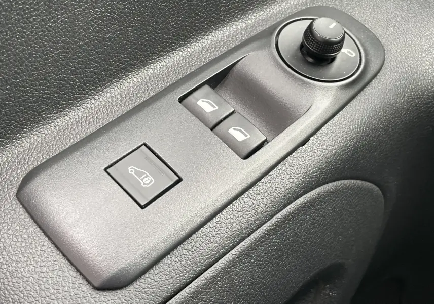 Gros plan sur les commandes de lève-vitres et réglage des rétroviseurs côté conducteur du Citroën Berlingo blanc 2018.