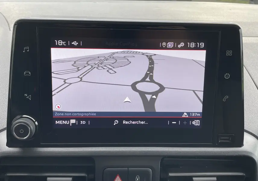 Écran tactile central du Citroën Berlingo blanc 2018 affichant la navigation GPS en mode 3D avec carte non cartographiée.