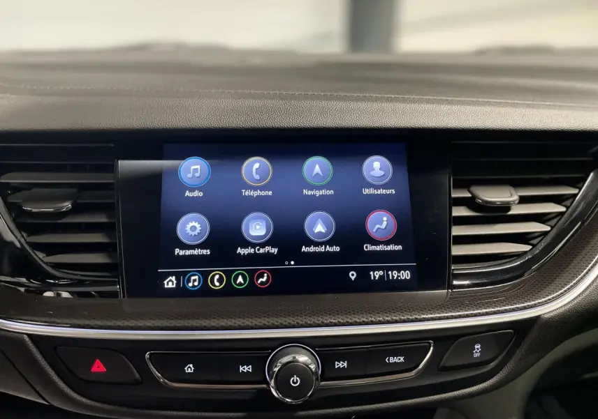 Écran tactile central de la console d'une Opel Insignia Grand Sport 2021 avec interface multimédia active.