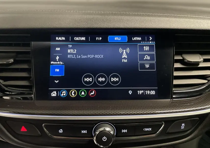 Écran tactile multimédia allumé au centre du tableau de bord de l'Opel Insignia Grand Sport 2021.