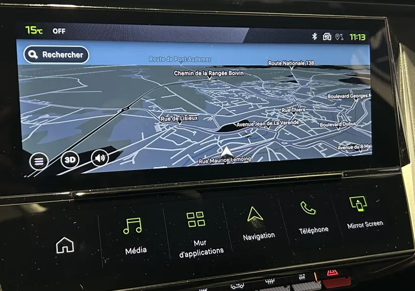 Écran tactile central de la Peugeot 308 GT 2026 affichant la navigation avec carte en mode 3D et menu multimédia.