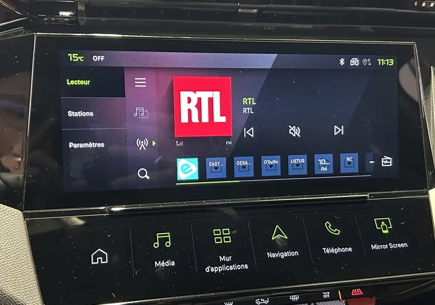 Écran tactile central de la Peugeot 308 III Ph.2 GT Diesel 2026 affichant la radio RTL en interface multimédia.