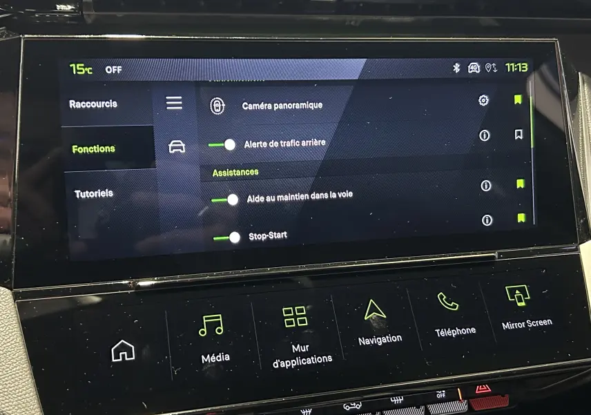 Écran tactile central de la Peugeot 308 GT 2026 affichant les assistances à la conduite avec interface en français.