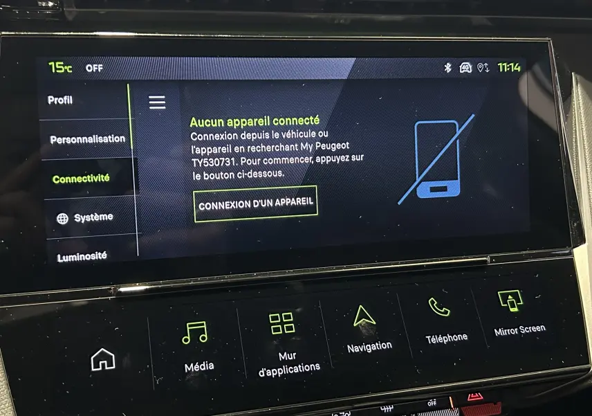 Écran tactile central de la Peugeot 308 GT gris Artense, affichant le menu connectivité sans appareil connecté.