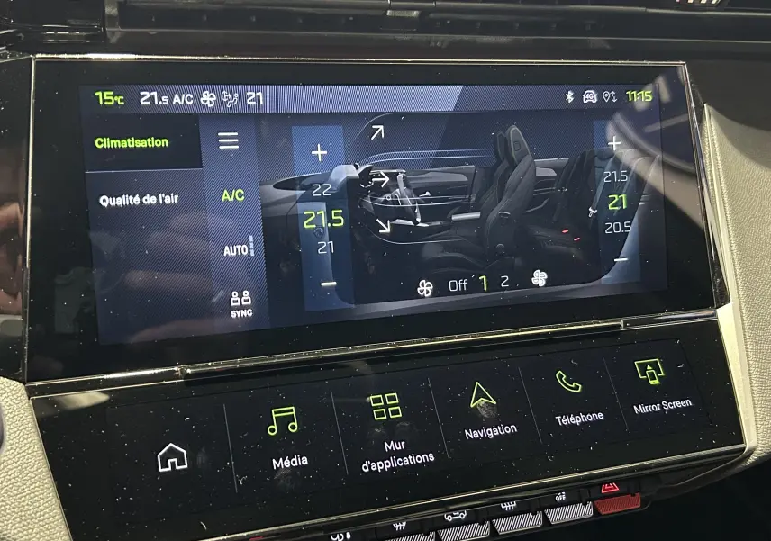 Écran tactile intérieur de la Peugeot 308 III Ph.2 affichant les réglages de climatisation et la vue latérale des sièges noirs.