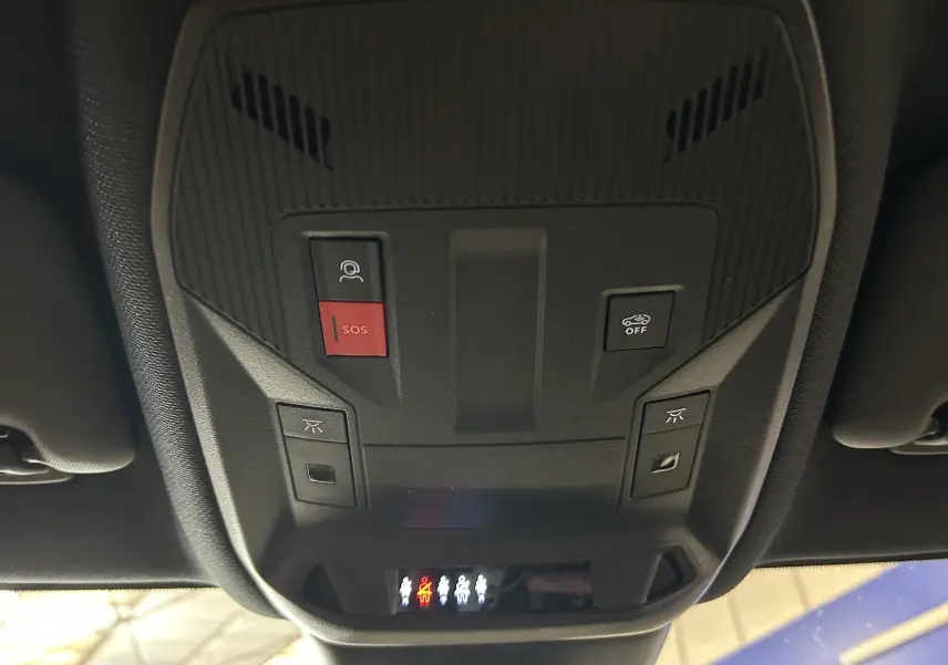 Vue intérieure du plafonnier noir avec boutons SOS et désactivation assistance de la Peugeot 308 GT gris Artense.