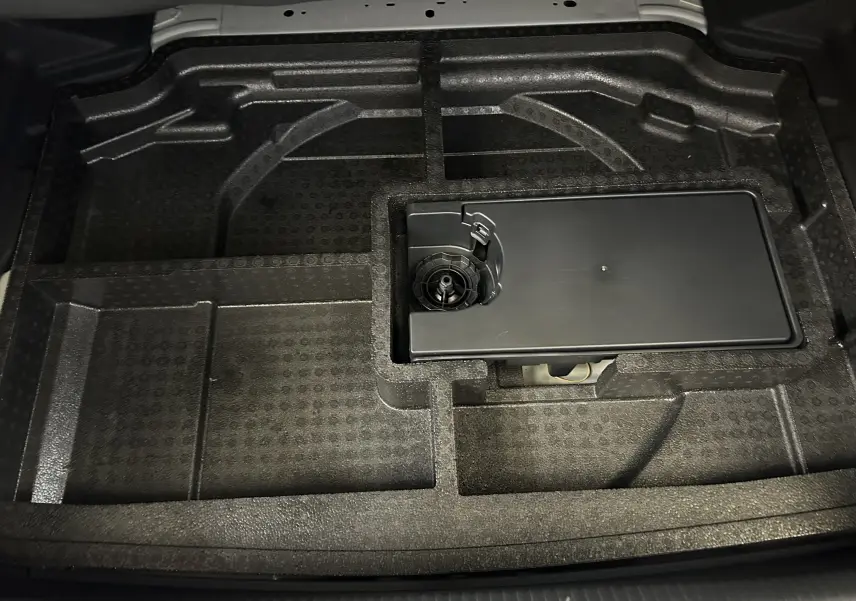 Rangement en mousse noire sous le plancher de coffre du Peugeot 308 III Ph.2 GT BlueHDI 130 EAT8, vue de dessus.