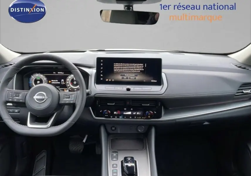 Vue intérieure avant du Nissan Qashqai blanc 2025, tableau de bord moderne avec écran tactile et volant cuir.