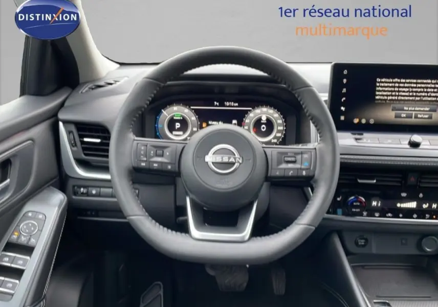 Vue intérieure centrée sur le volant cuir et le cockpit numérique du Nissan Qashqai blanc 2025.
