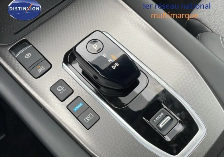 Gros plan sur la console centrale du Nissan Qashqai 2025, avec levier de vitesses automatique et boutons de contrôle.