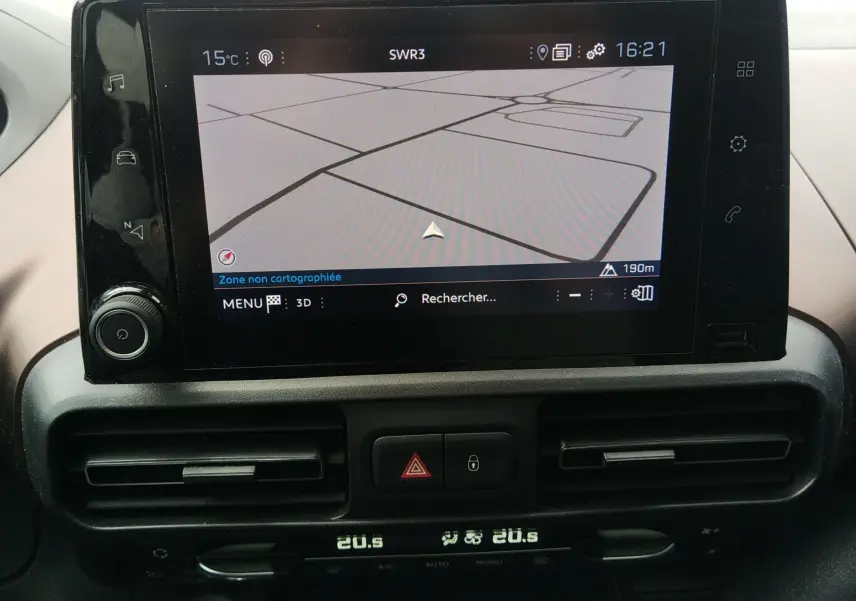 Écran tactile central du Peugeot Rifter 2022 gris platinium affichant la navigation avec carte non cartographiée.